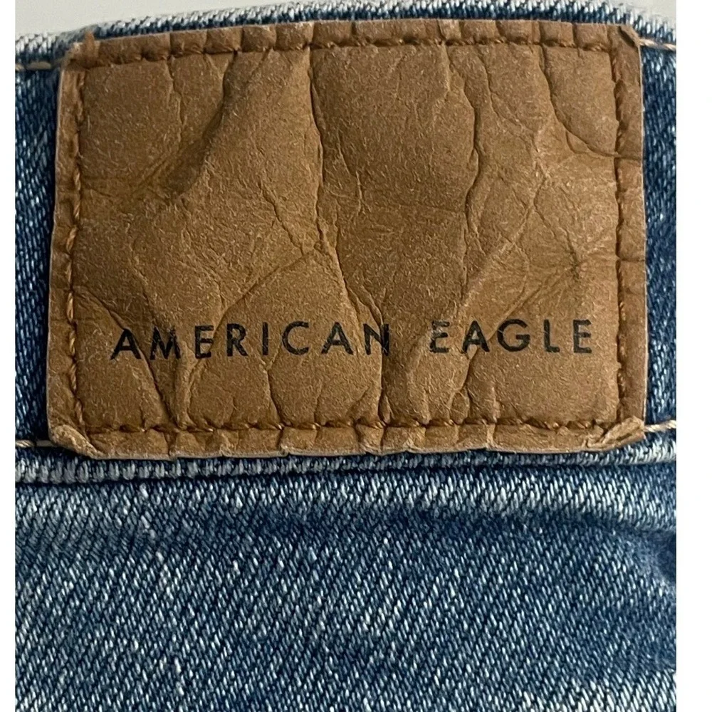 American Eagle Mom Jean Light‎ Wash Distressed High Rise Denim Size 2 Regular